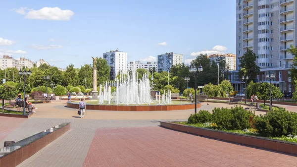 PUSHKINO, RUSSIE, le 7 août 2017. La belle fontaine décore le boulevard du centre-ville — Photo