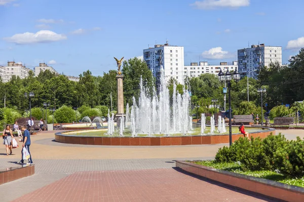 PUSHKINO, RUSIA, 7 de agosto de 2017. La hermosa fuente decora el bulevar en el centro — Foto de Stock