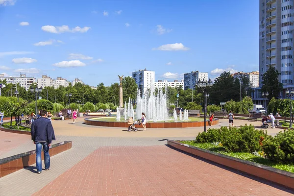 Pushkino, Rusya, 7 Ağustos 2017. Güzel çeşme merkezinde Bulvarı Süsle