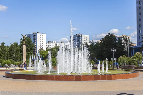 Pushkino, Rusya, 7 Ağustos 2017. Güzel çeşme merkezinde Bulvarı Süsle