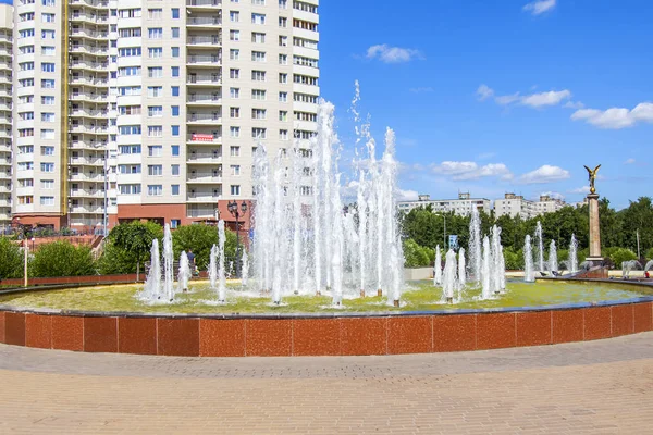 Pushkino, Rusko, na 7 srpna 2017. Krásná fontána zdobí bulváru v centru města — Stock fotografie