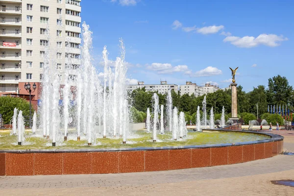 ПУШКИНО, РОССИЯ, 7 августа 2017 года. Прекрасный фонтан украшает бульвар в центре города — стоковое фото