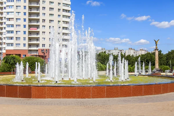 プーシキノ, ロシア, 2017 年 8 月 7 日に。美しい噴水を飾る中心市街地大通り — ストック写真