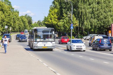 Pushkino, Rusya, 7 Ağustos 2017. Sokak şehir otobüs gidiyor