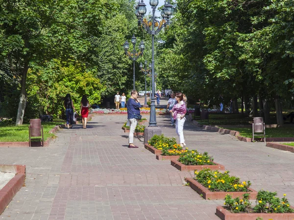 Pushkino, russland, am 7. august 2017. die menschen gehen den schönen boulevard entlang unter alten bäumen — Stockfoto