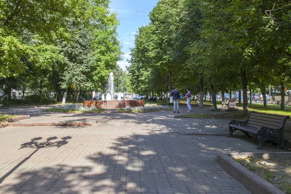 PUSHKINO, RUSIA, 7 de agosto de 2017. La gente va por el hermoso bulevar bajo árboles viejos — Foto de Stock