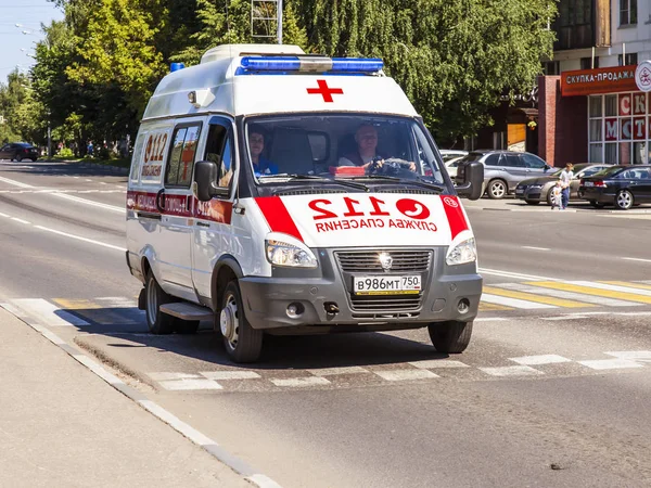 PUSHKINO, RUSSIA, on August 7, 2017. The ambulance car goes on the city street — Stock Photo, Image