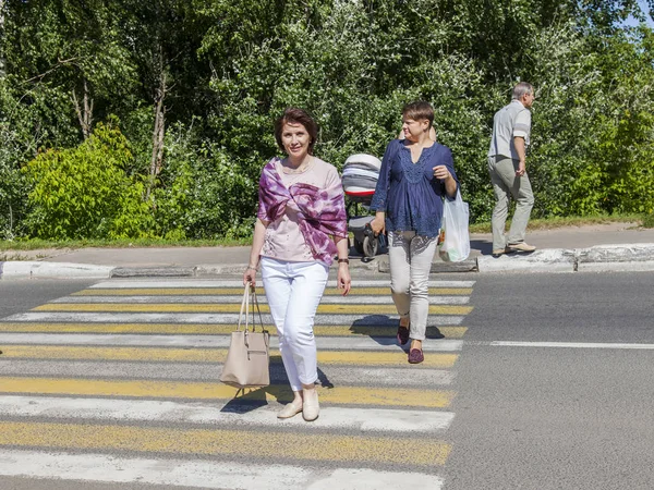 PUSHKINO, RUSSIA, il 7 agosto 2017. Due donne attraversano la strada sul marciapiede — Foto Stock