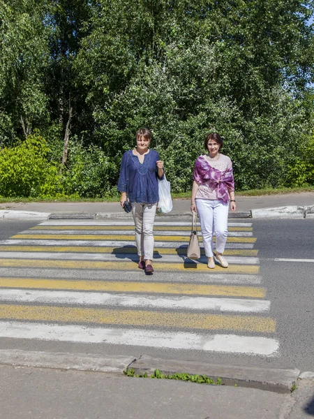 PUSHKINO, RUSIA, 7 de agosto de 2017. Dos mujeres cruzan la calle en el paso de peatones —  Fotos de Stock