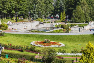 Moskova, Rusya, üzerinde 10 Ağustos 2017. Güzel çim Bahçe şehir merkezinde kırık