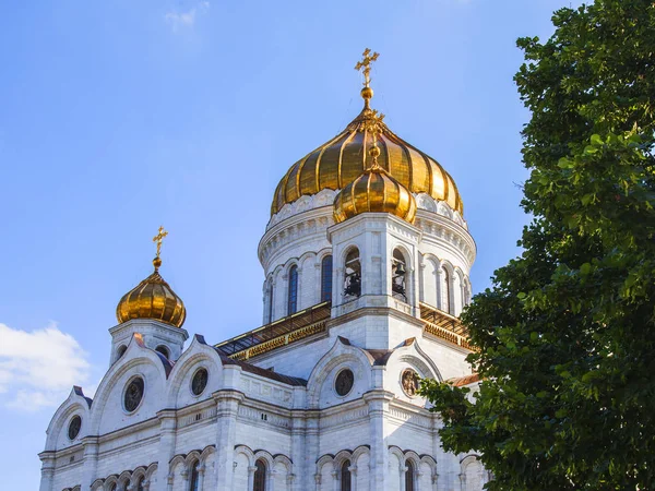 Moskou, Rusland, op 10 augustus 2017. De felle zon licht architectonische details voor een gevel van de kathedraal van Christus de Verlosser — Stockfoto