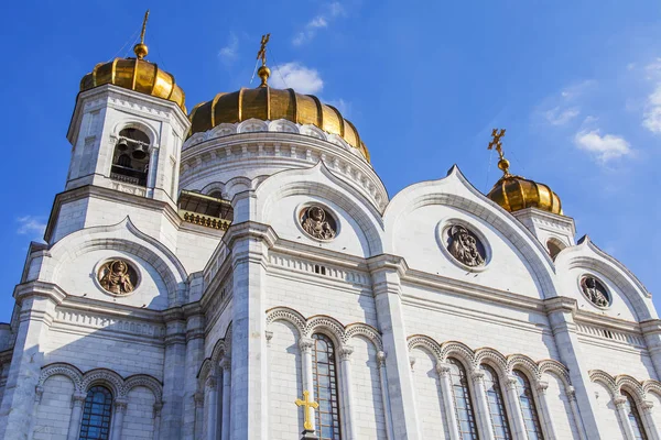 Moskau, russland, am 10. august 2017. die helle sonne beleuchtet architektonische details einer fassade der kathedrale von christ der retter — Stockfoto