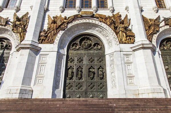 MOSCOW, RUSSIA, em 10 de agosto de 2017. O sol brilhante ilumina detalhes arquitetônicos de uma fachada da Catedral de Cristo o Salvador — Fotografia de Stock