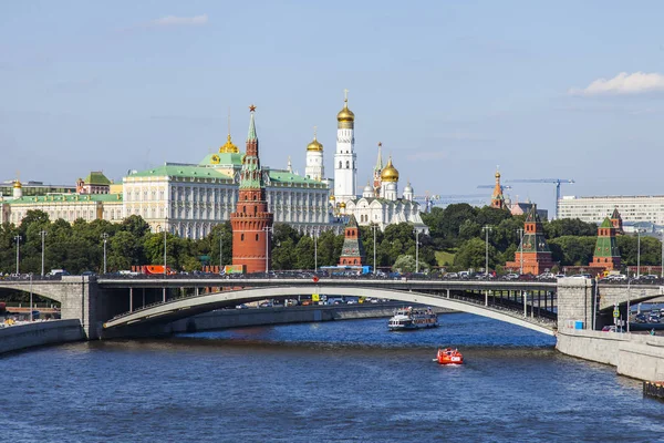 MOSCA, RUSSIA, il 10 agosto 2017. Il sole illumina il fiume Mosca, il Big Stone Bridge e il Cremlino in lontananza — Foto Stock