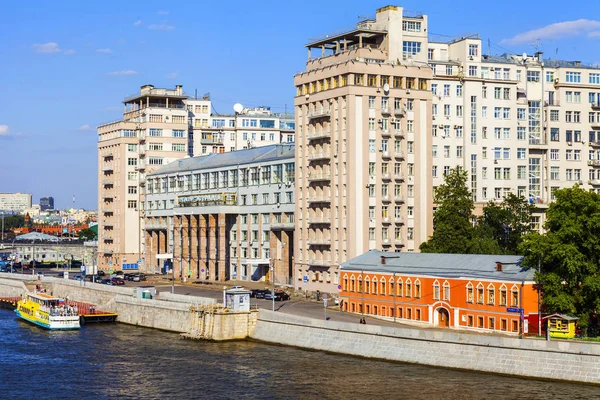 MOSCOW, RUSSIA, pada tanggal 10 Agustus 2017. Matahari menyinari sungai Moskow, dan berbagai teater di tanggul — Stok Foto