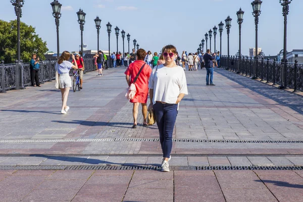 Moskou, Rusland, op 10 augustus 2017. Mensen gaan langs Patriarsji Bridge in de zonnige dag — Stockfoto