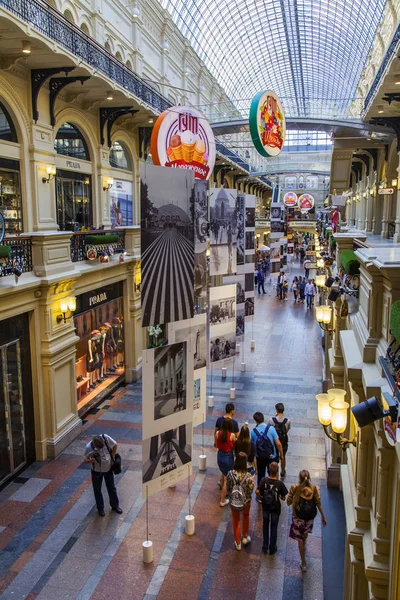 Moskwa, Rosja, w dniu 31 lipca 2017. Ludzie idą na handlu Galeria historycznych sklep dziąseł, która jest znanym centrum handlowe i jeden z symboli miasta Moskwa. — Zdjęcie stockowe