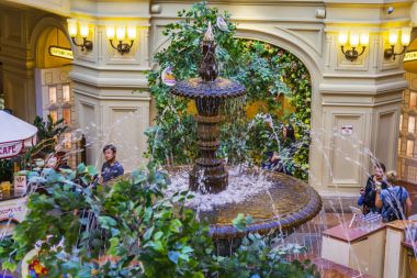 Moskova, Rusya, üzerinde 10 Ağustos 2017. İnsanlar tarihi salonu bilinen alışveriş merkezi olan sakız orta kısmında çeşmenin 