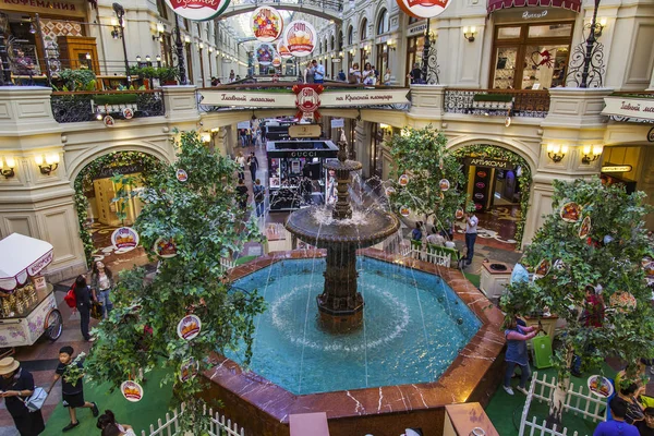 MOSCÚ, RUSIA, 10 de agosto de 2017. Gente cerca de la fuente en la parte central de la tienda histórica GUM que es el conocido centro comercial —  Fotos de Stock