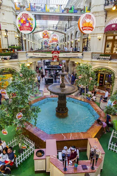 MOSCÚ, RUSIA, 10 de agosto de 2017. Gente cerca de la fuente en la parte central de la tienda histórica GUM que es el conocido centro comercial —  Fotos de Stock