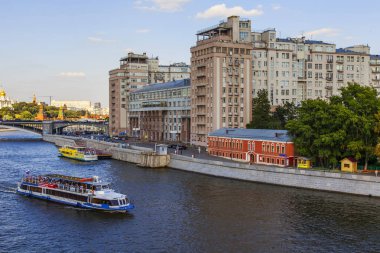 Moskova, Rusya, üzerinde 10 Ağustos 2017. Üzerinde dolgu nehir Moskova ve çeşitli tiyatro bilir