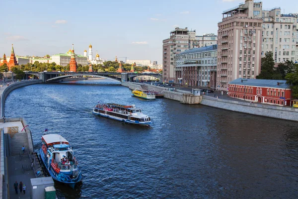 MOSCÚ, RUSIA, 10 de agosto de 2017. El sol ilumina el río Moscú, el teatro Variety en el terraplén, el puente de piedra grande y el Kremlin en la distancia — Foto de Stock