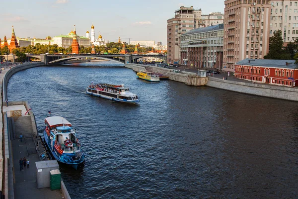MOSCÚ, RUSIA, 10 de agosto de 2017. El sol ilumina el río Moscú, el teatro Variety en el terraplén, el puente de piedra grande y el Kremlin en la distancia — Foto de Stock