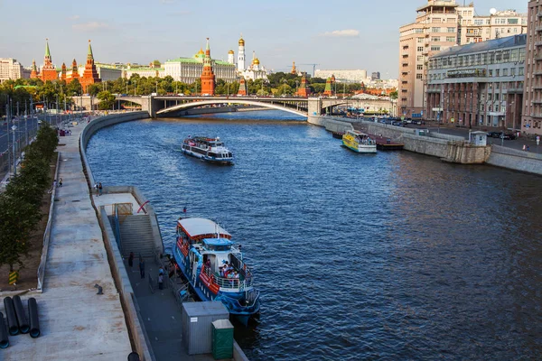 MOSCÚ, RUSIA, 10 de agosto de 2017. El sol ilumina el río Moscú, el teatro Variety en el terraplén, el puente de piedra grande y el Kremlin en la distancia — Foto de Stock