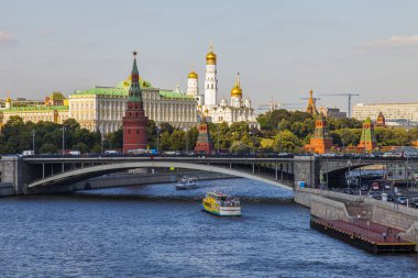 Moskova, Rusya, üzerinde 10 Ağustos 2017. Uzaktan nehir Moskova, büyük taş köprüsü ve Kremlin bilir