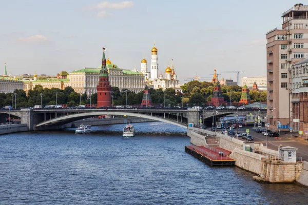 Moskova, Rusya, üzerinde 10 Ağustos 2017. Uzaktan nehir Moskova, büyük taş köprüsü ve Kremlin bilir