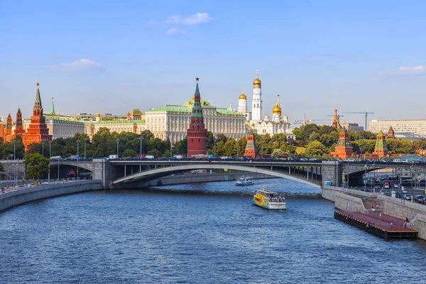 MOSCA, RUSSIA, il 10 agosto 2017. Il sole illumina il fiume Mosca, il Big Stone Bridge e il Cremlino in lontananza — Foto Stock