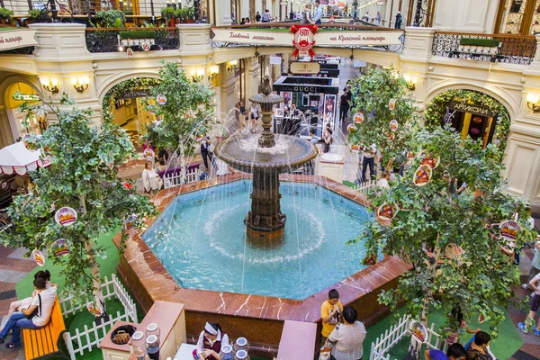 MOSCÚ, RUSIA, 10 de agosto de 2017. Gente cerca de la fuente en la parte central de la tienda histórica GUM que es el conocido centro comercial —  Fotos de Stock