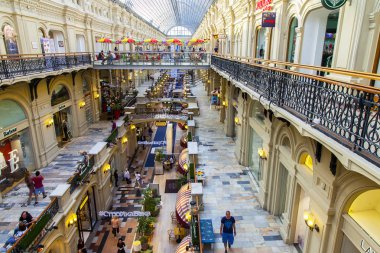 Moskova, Rusya, üzerinde 10 Ağustos 2017. İnsanlar tarihi salonu bilinen alışveriş merkezi ve bir Moskova'nın sembollerinden olan sakız ticaret gsi gider. 