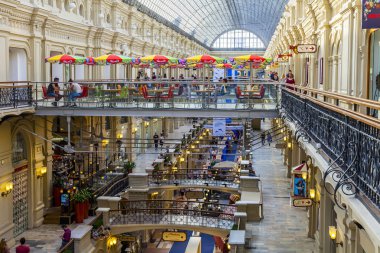 Moskova, Rusya, üzerinde 10 Ağustos 2017. İnsanlar yemek ve tarihsel Dükkanı bilinen alışveriş merkezi ve bir Moskova'nın sembollerinden olan sakız ticaret Galeri kafede biraz dinlen. 
