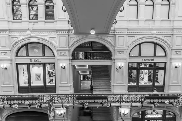 MOSCOW, RUSSIA, em 10 de agosto de 2017. As pessoas vão à galeria de comércio da loja histórica GUM que é o centro comercial conhecido e um de símbolos de Moscou . — Fotografia de Stock