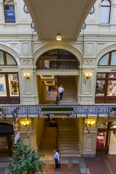 MOSCA, RUSSIA, il 10 agosto 2017. La gente va su galleria commerciale di gomma di negozio storica che è il centro commerciale conosciuto e uno di simboli di Mosca . — Foto Stock