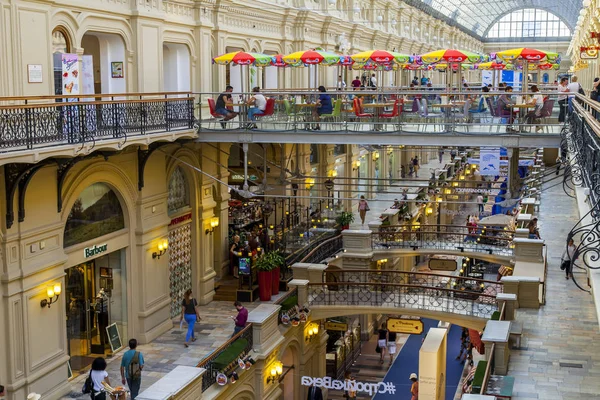 MOSCÚ, RUSIA, 10 de agosto de 2017. La gente come y descansan en la cafetería en la galería comercial de la tienda histórica GUM, que es el centro comercial conocido y un de los símbolos de Moscú . — Foto de Stock