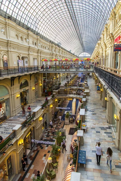 MOSCOW, RUSSIA, em 10 de agosto de 2017. As pessoas vão à galeria de comércio da loja histórica GUM que é o centro comercial conhecido e um de símbolos de Moscou . — Fotografia de Stock