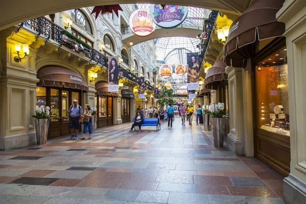 Moskva, Rusko, na 10 srpna 2017. Lidé jdou na obchodní galerii historických shop Gum, které je známé obchodní centrum a jeden ze symbolů z Moskvy. — Stock fotografie