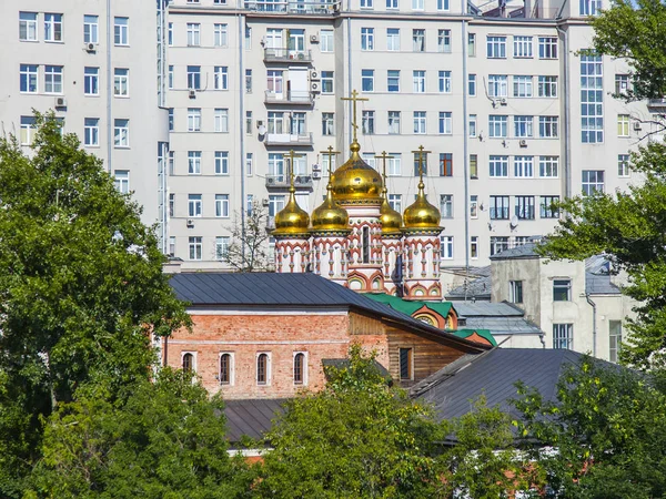 MOSCOW, RUSSIA, on August 10, 2017. The sun lights gold domes of old church in downtown — Stock Photo, Image