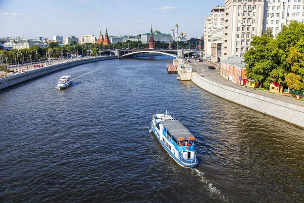 Moskva, Ryssland, 10 augusti 2017. Vandrande fartyget flyter nedför floden Moskva — Stockfoto