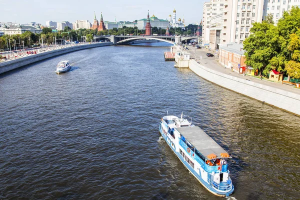 MOSCOW, Rusland, 10.08.2017. Det omvandrende skib svæver ned ad floden Moskva - Stock-foto