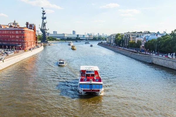 Moskva, Ryssland, 10 augusti 2017. Vandrande fartyget flyter nedför floden Moskva — Stockfoto