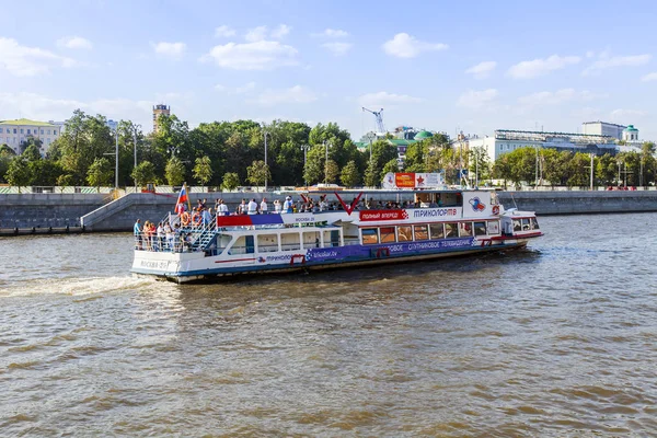 俄罗斯的莫斯科，在 2017 年 8 月 10 日。行走的船浮起莫斯科河边 — 图库照片