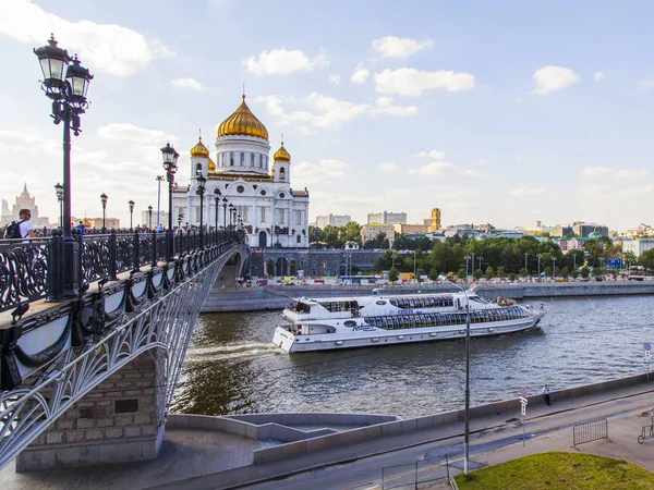 MOSCA, RUSSIA, il 10 agosto 2017. La nave che cammina galleggia lungo il fiume Mosca. Cattedrale di Cristo Salvatore in lontananza — Foto Stock