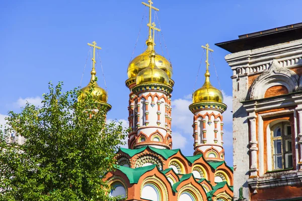 МОСКВА, Россия, 10 августа 2017 года. Солнце зажигает золотые купола старой церкви в центре города — стоковое фото