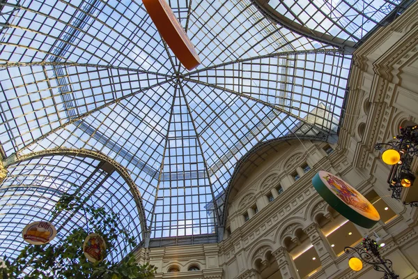 Moskou (Rusland), op 31 juli 2017. De transparante koepel siert het centrale deel van de historische winkel kauwgom die het bekende winkelcentrum — Stockfoto