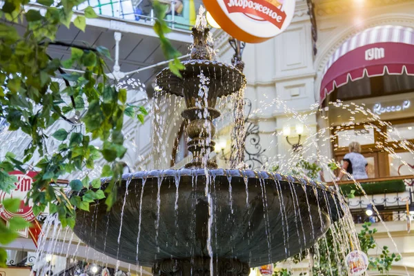 MOSCA, RUSSIA, il 10 agosto 2017. Persone vicino alla fontana nella parte centrale del negozio storico GUM che è il noto centro commerciale — Foto Stock