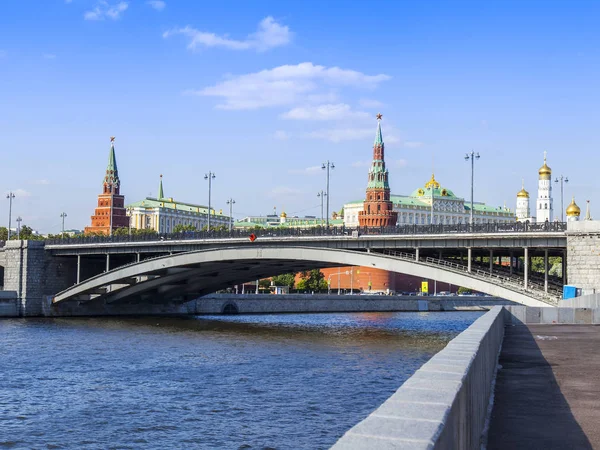 Moskva, Rusko, na 10 srpna 2017. Slunce svítí řeky Moskvy, velký kamenný most a Kreml v dálce — Stock fotografie