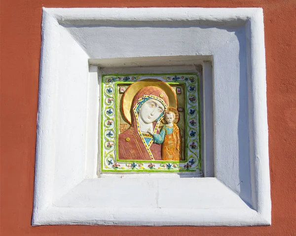 Moskova, Rusya, üzerinde 10 Ağustos 2017. Güneşin merkezindeki eski kilise Tanrı'nın annesi görüntü ile bir kısma ışıkları